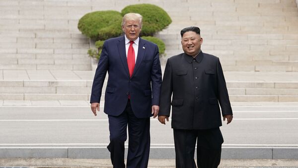 Presidente de EEUU, Donald Trump, y líder de Corea del Norte, Kim Jong-un, en la Zona desmilitarizada de Corea - Sputnik Mundo