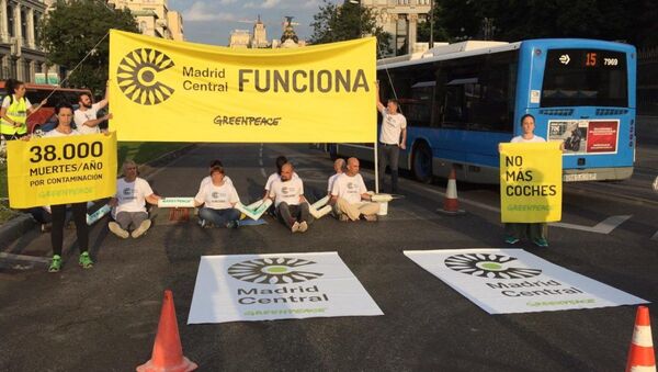 Varios activistas de Greenpeace cortaron el acceso al centro de Madrid - Sputnik Mundo