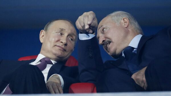 President of Russia Vladimir Putin and President of Belarus Alexander Lukashenko speak in the stands during the closing ceremony of the 2019 European Games - Sputnik Mundo