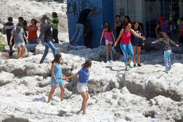 Cautiverio de hielo: las fotos de la granizada en Guadalajara - Sputnik Mundo