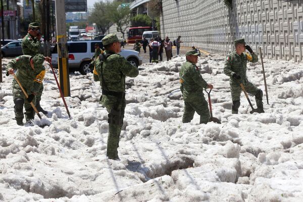 Cautiverio de hielo: las fotos de la granizada en Guadalajara - Sputnik Mundo