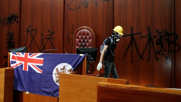 Manifestante col la bandera colonial de Hong Kong en la sede del Consejo Legislativo - Sputnik Mundo
