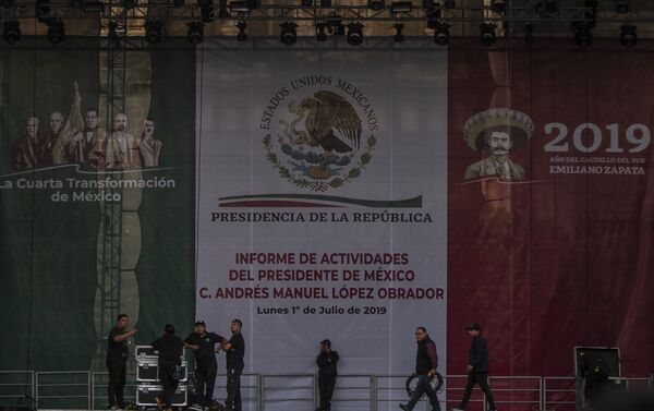 Trabajadores recogen las instalaciones utilizadas para la presentación del informe de actividades del presidente Andrés Manuel López Obrador en el Zócalo Capitalino - Sputnik Mundo