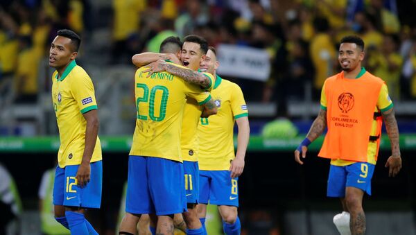 Jugadores brasileños celebrando la victoria sobre Argentina - Sputnik Mundo