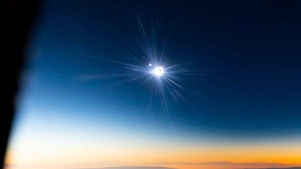 Vista del eclipse solar desde un avión - Sputnik Mundo