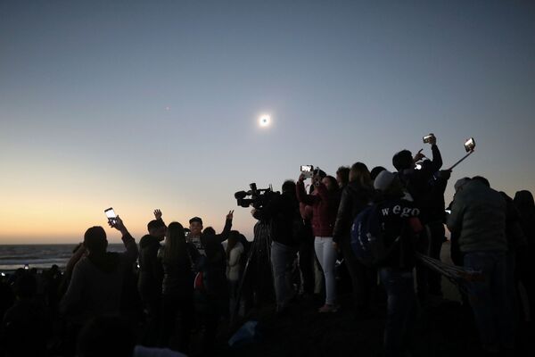 La sonrisa del sol: así se vio el eclipse total en América Latina

 - Sputnik Mundo