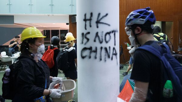 Una inscripción que dice 'Hong Kong no es China' en el Consejo Legislativo de la ciudad - Sputnik Mundo