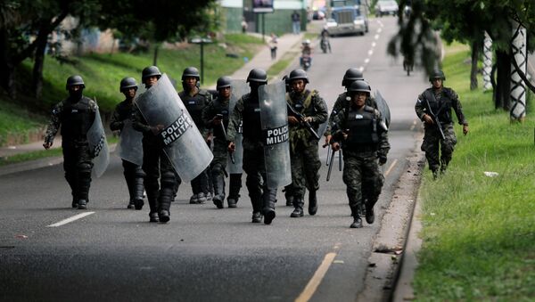 Militares durante las protestas en Tegucigalpa, Honduras - Sputnik Mundo