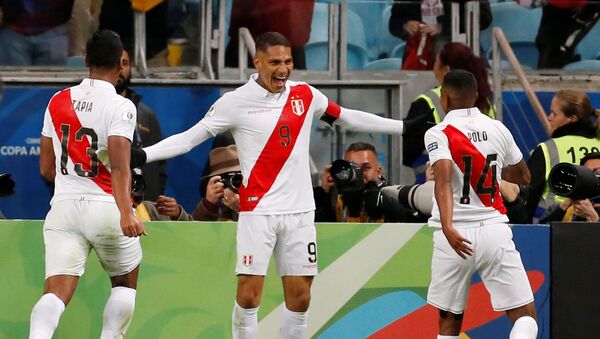 Jugadores peruanos celebran el triunfo ante Chile en la semifinal de la Copa América - Sputnik Mundo