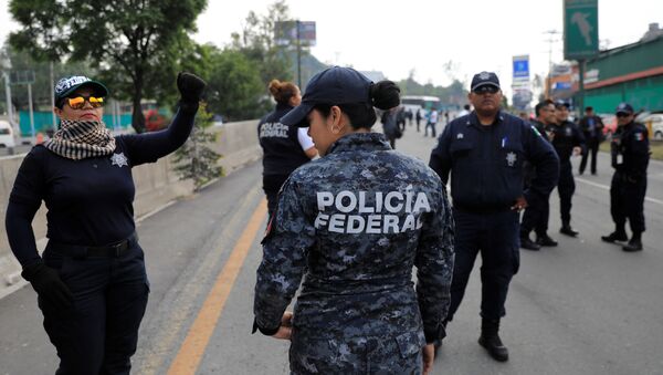 Integrantes de la Policía Federal protestan en México - Sputnik Mundo