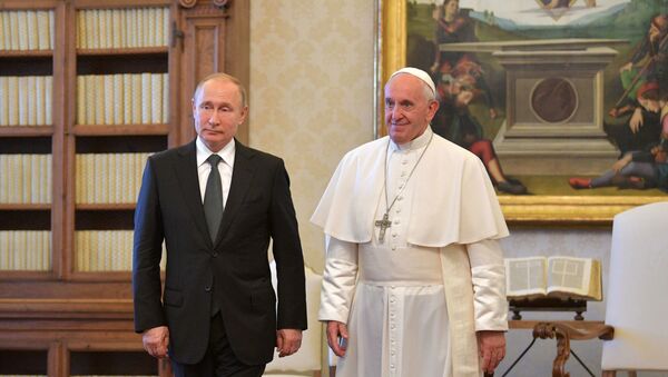 El papa Francisco y el presidente ruso, Vladímir Putin - Sputnik Mundo