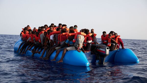 El barco de la ONG alemana Sea-Eye con 65 migrantes a bordo frente a las costas de Libia - Sputnik Mundo