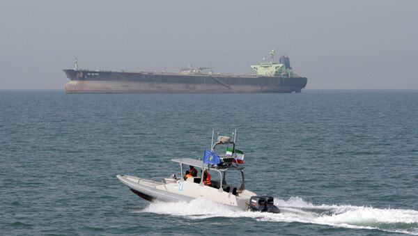 Un buque petrolero una lancha de la Guardia Revolucionaria Islámica (archivo) - Sputnik Mundo