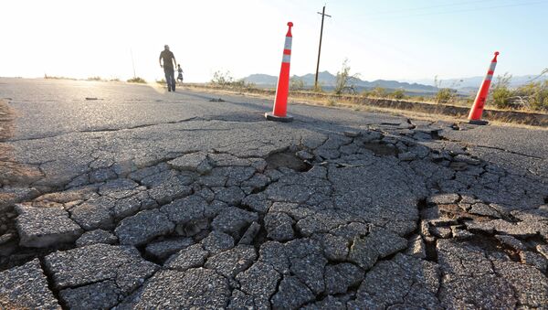 Fisuras en la tierra tras el terremoto en California, EEUU - Sputnik Mundo