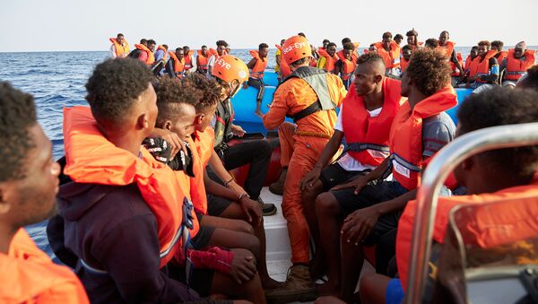 El barco de la ONG alemana Sea-Eye migrantes a bordo - Sputnik Mundo