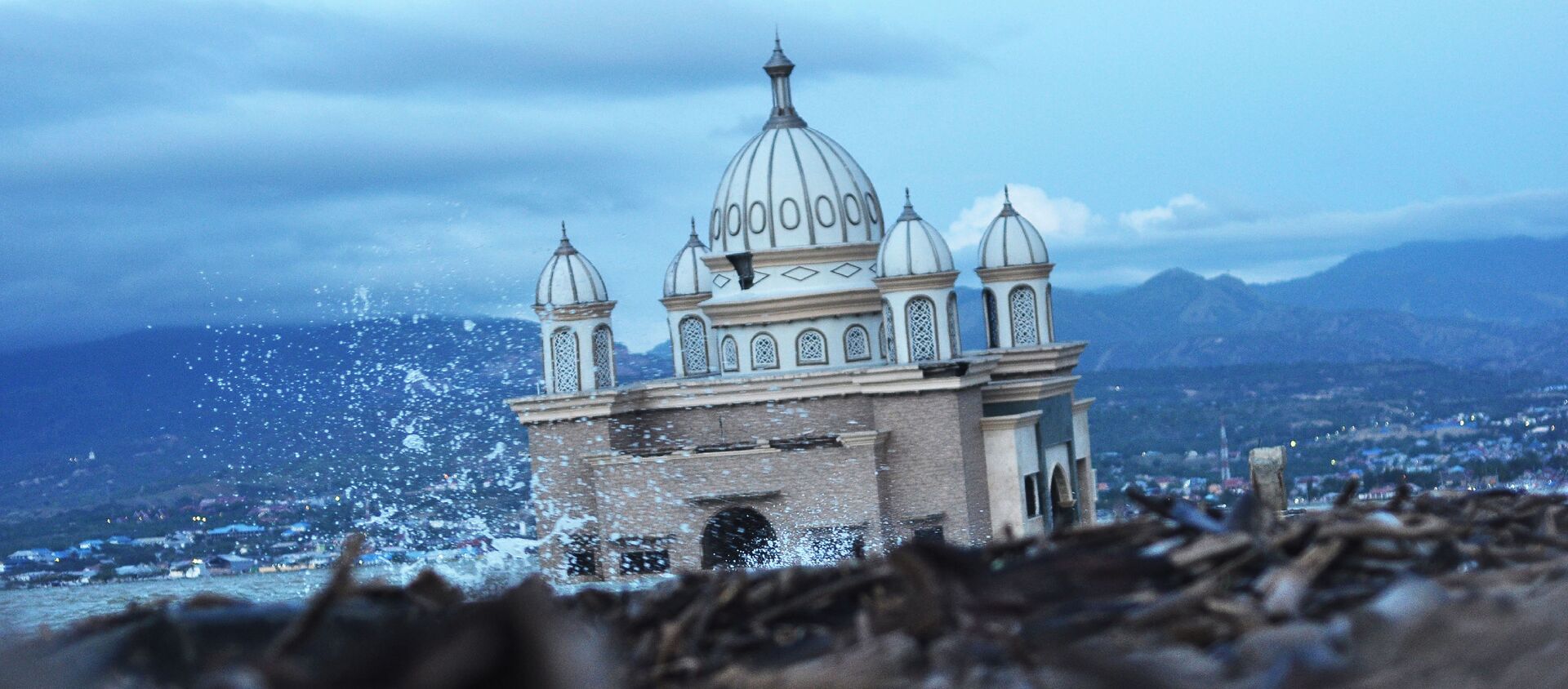 Una mezquita abandonada en Palu (Indonesia), tras las catástrofes naturales de septiembre de 2018 - Sputnik Mundo, 1920, 07.07.2019