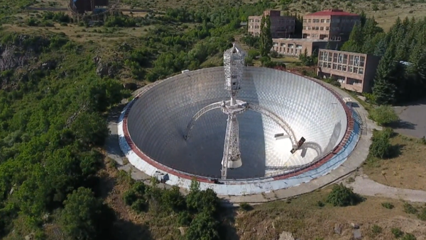 El gigantesco radiotelescopio abandonado en las montañas de Armenia - Sputnik Mundo