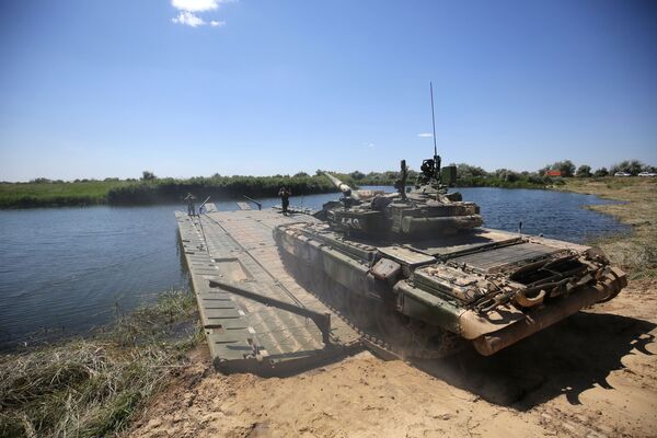 Танк Т-90А выполняет заезд на понтонный мост во время показного занятия на полигоне Прудбой Южного военного округа в Волгоградской области - Sputnik Mundo