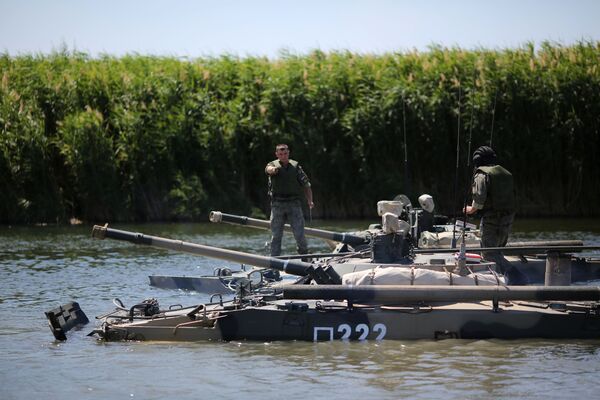 БМП-3 выполняют тактические манёвры на реке Карповка во время показного занятия на полигоне Прудбой Южного военного округа в Волгоградской области - Sputnik Mundo