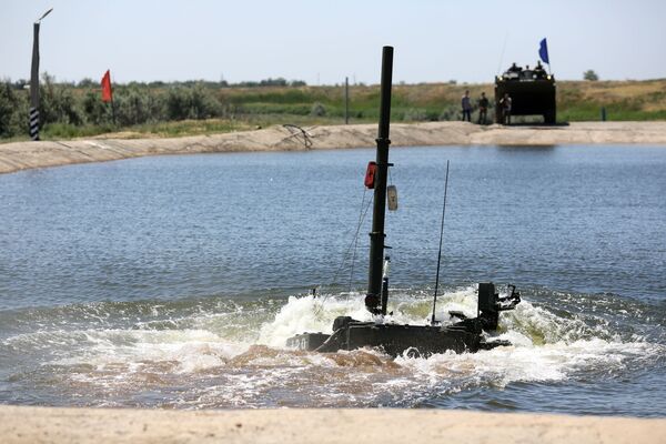 Танк Т-90А преодолевает водную преграду глубиной 5 метров во время показного занятия на полигоне Прудбой Южного военного округа в Волгоградской области - Sputnik Mundo