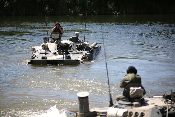 БМП-3 выполняют тактические маневры на реке Карповка во время показного занятия на полигоне Прудбой Южного военного округа в Волгоградской области - Sputnik Mundo