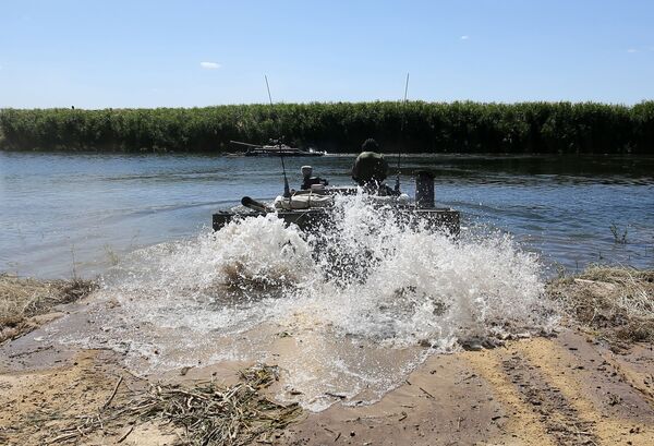 БМП-3 выполняют тактические манёвры на реке Карповка во время показного занятия на полигоне Прудбой Южного военного округа в Волгоградской област - Sputnik Mundo