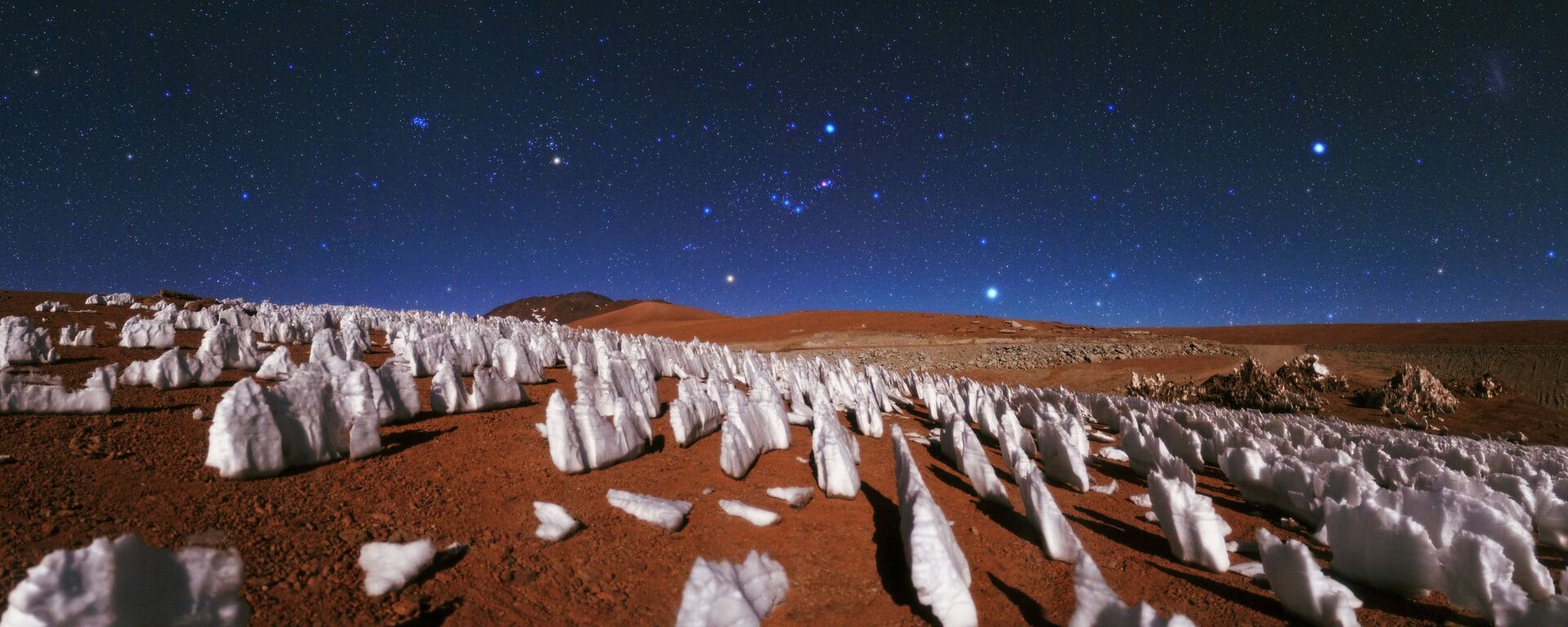 Nieves penitentes bajo el cielo nocturno del desierto de Atacama - Sputnik Mundo, 1920, 25.02.2023