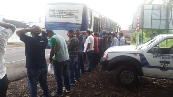 La Policía de El Salvador aborda buses  - Sputnik Mundo