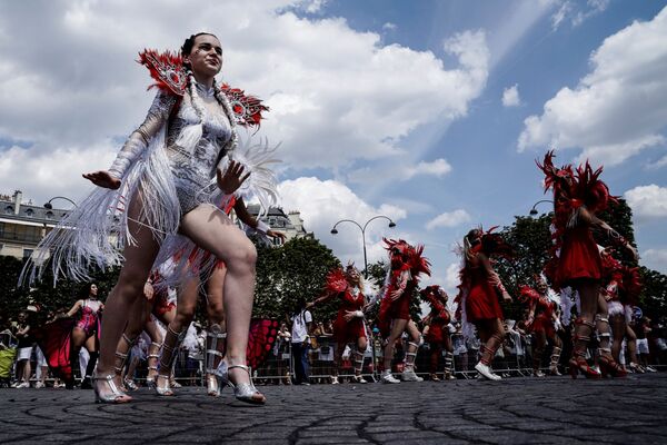 Calientes danzas tropicales inundan las calles de París
 - Sputnik Mundo