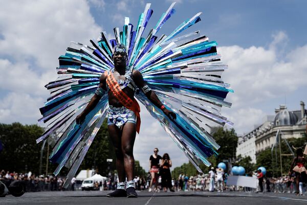 Calientes danzas tropicales inundan las calles de París
 - Sputnik Mundo
