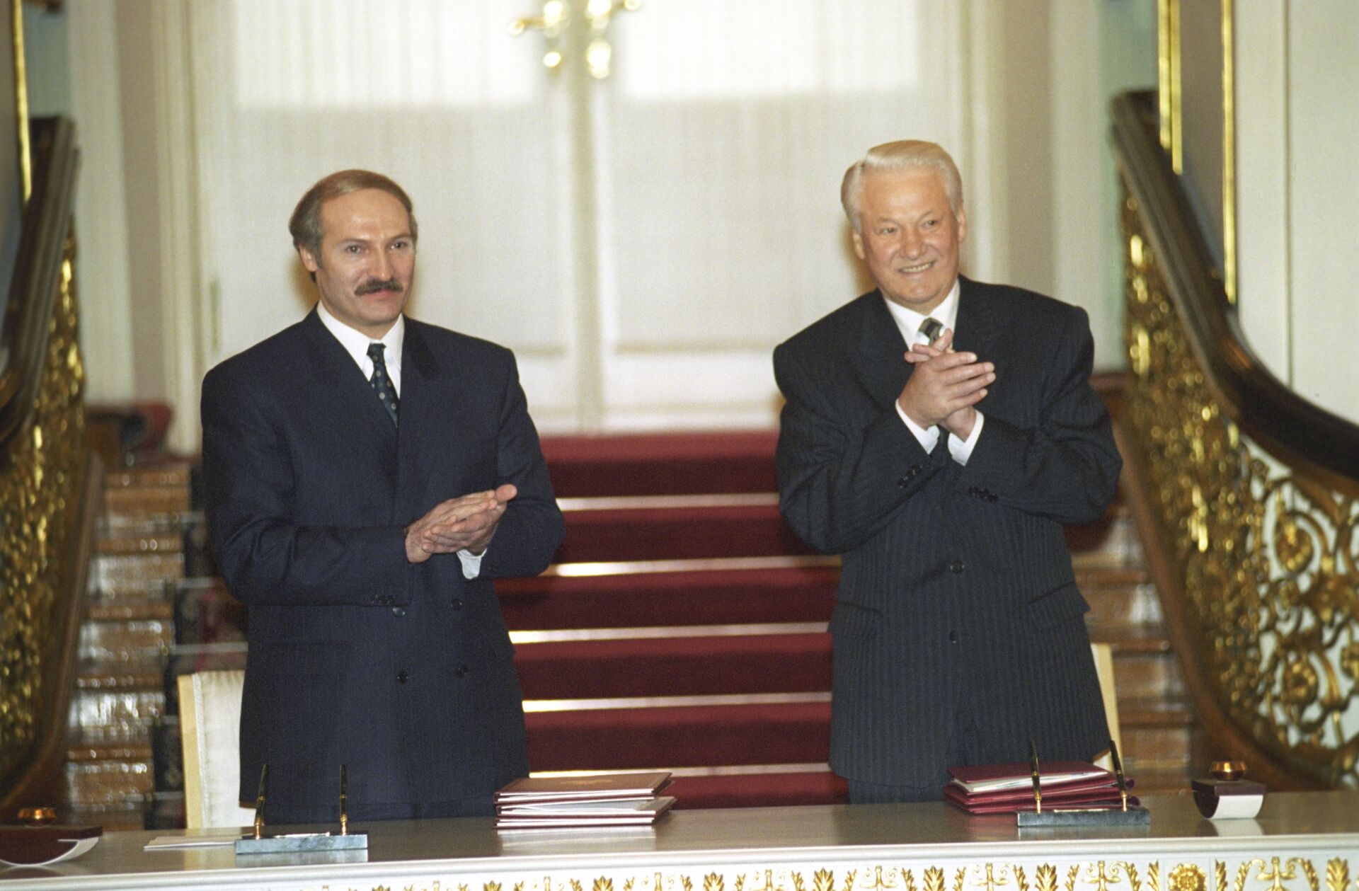 El presidente de Bielorrusia, Aleksandr Lukashenko, y el entonces presidente de Rusia, Borís Yeltsin, firman el tratado sobre la creación de la Comunidad de Rusia y Bielorrusia - Sputnik Mundo, 1920, 31.03.2021