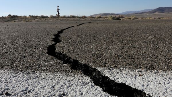 Una grieta en la carretera provocada por el terremoto registrado en California - Sputnik Mundo