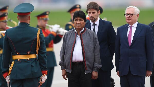 El presidente de Bolivia, Evo Morales (centro), llega a Moscú - Sputnik Mundo