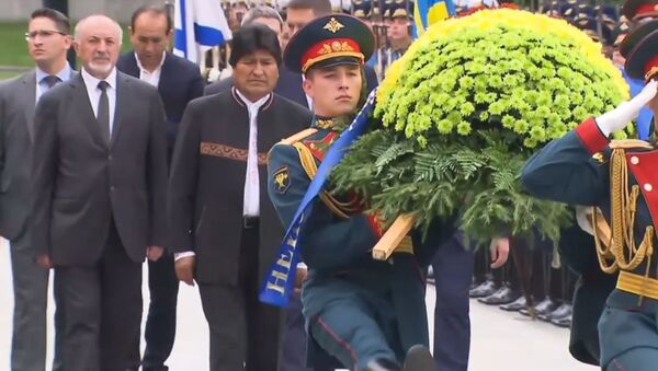 Evo Morales deposita una ofrenda floral en la Tumba del Soldado Desconocido en Moscú - Sputnik Mundo