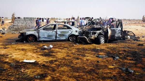 El lugar donde explotó un coche bomba en la ciudad libia de Bengasi - Sputnik Mundo
