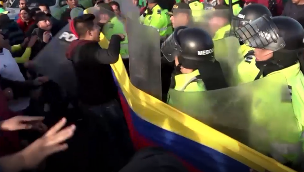 Gritos, silbidos y empujones: taxistas colombianos chocan con la policía en Bogotá  - Sputnik Mundo