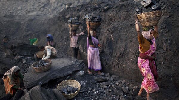 La gente recoge carbón en la India - Sputnik Mundo