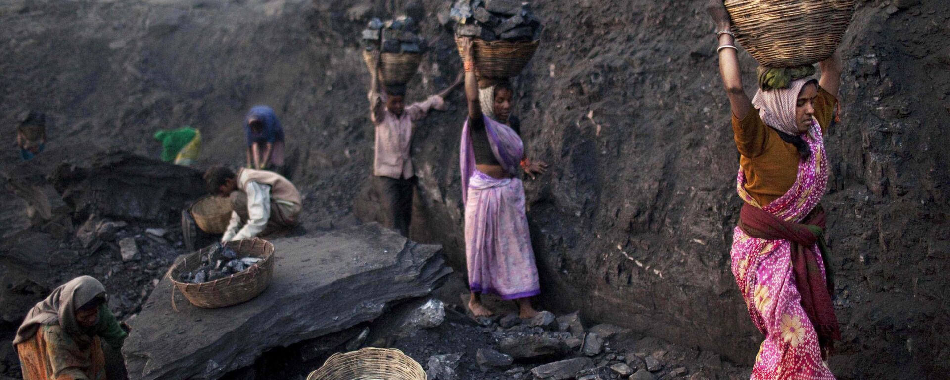 Personas recogiendo carbón en la India - Sputnik Mundo, 1920, 01.10.2023