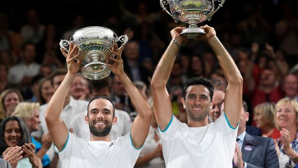 Juan Sebastián Cabal y Robert Farah celebran su victoria en Wimbledon - Sputnik Mundo