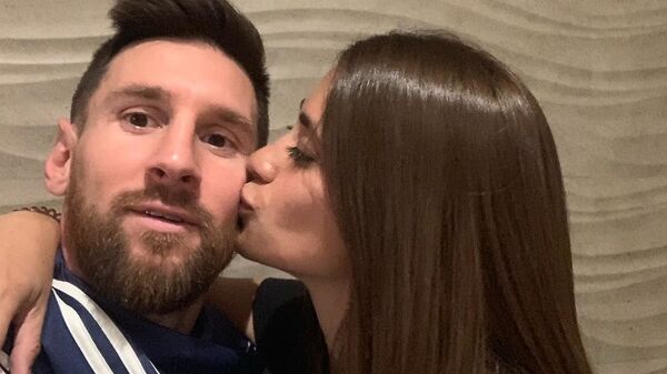Lionel Messi con su esposa - Sputnik Mundo