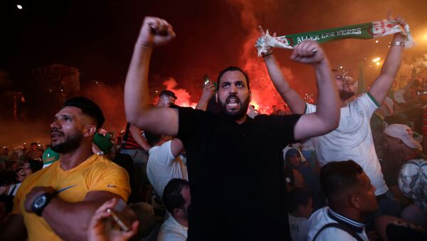 Los hinchas durante la celebración de la victoria de Argelia en la semifinal de la Copa África 2019 - Sputnik Mundo