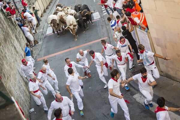 Los toros vuelven a recorrer las calles de Pamplona durante los Sanfermines
 - Sputnik Mundo