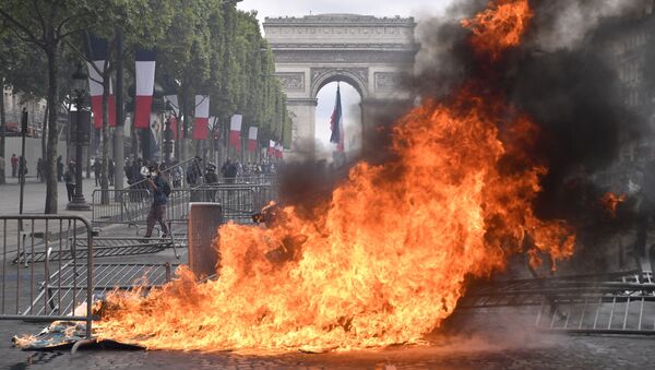 Las protestas en París en el día nacional de Francia
 - Sputnik Mundo