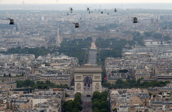 Los 69 aviones y 39 helicópteros abrieron el desfile, al sobrevolar la capital francesa. - Sputnik Mundo