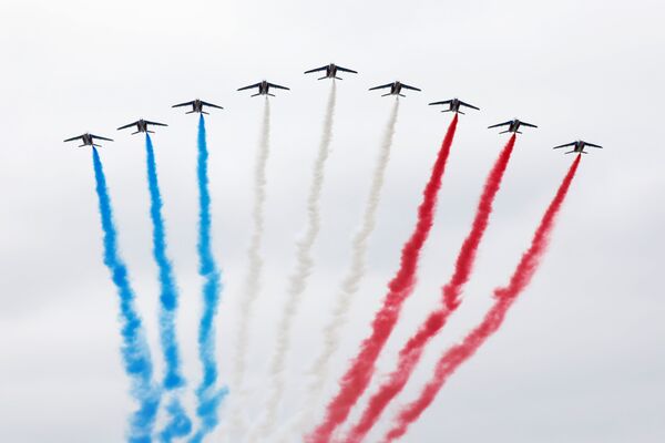Espectáculo del grupo de las acrobacias aéreas Patrouille de France. - Sputnik Mundo