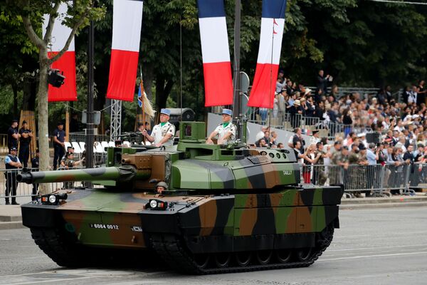 El tanque Leclerc en el desfile militar en los Campos Elíseos de París. - Sputnik Mundo