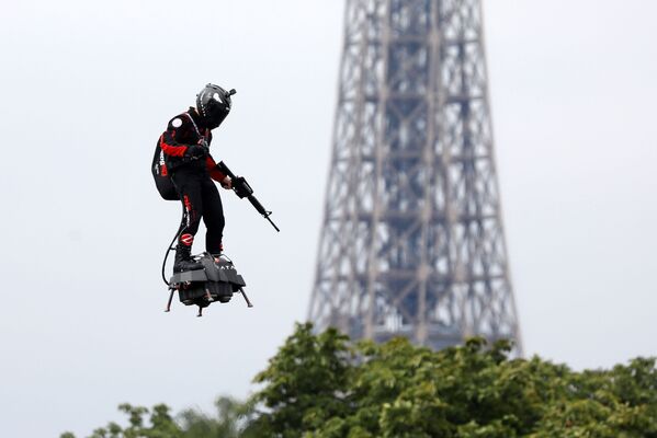 El campeón del mundo francés de motos de agua Franky Zapata en su Flyboard, una tabla aerodeslizadora, durante el desfile militar en París.  - Sputnik Mundo