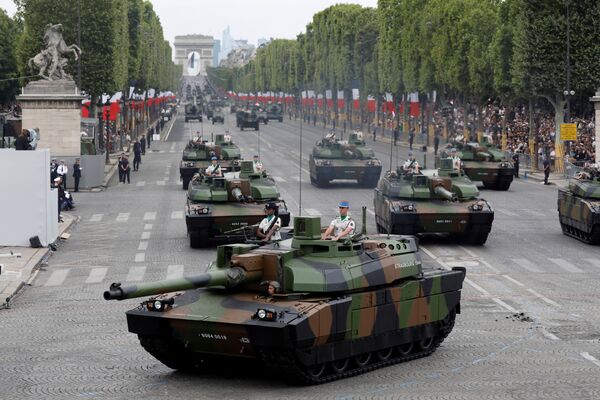 Tanques Leclerc en los Campos Elíseos de París durante el desfile militar.  - Sputnik Mundo