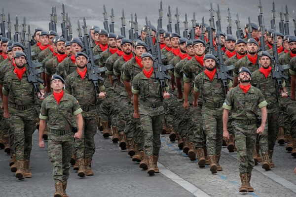 Participantes del desfile militar en los Campos Elíseos de París. - Sputnik Mundo