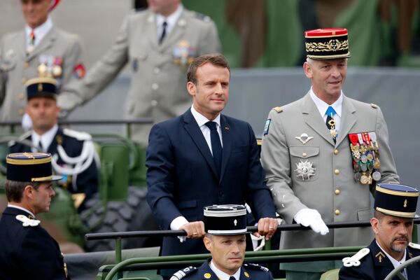 El presidente de Francia, Emmanuel Macron, encabeza el desfile. - Sputnik Mundo